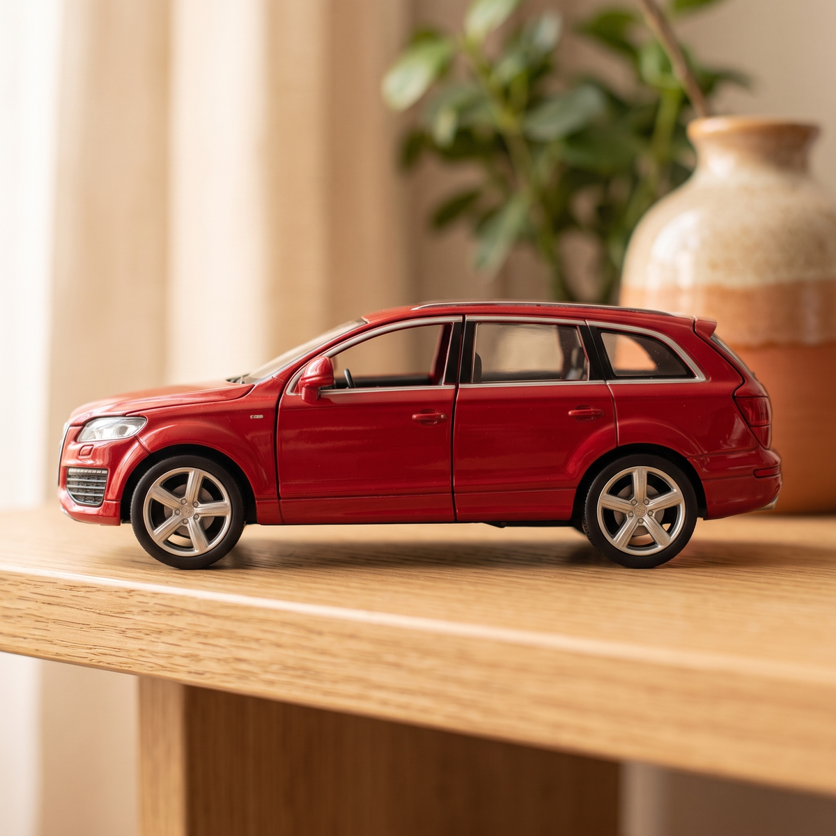 Audi Q7 V12 1:36 rouge - profil